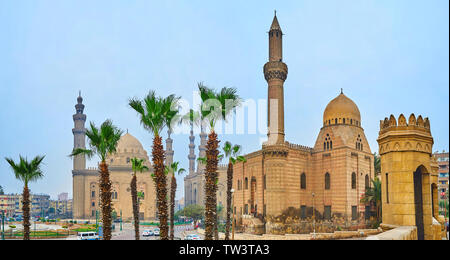 Der Blick auf Salah El-Deen Square mit seinen historischen Moscheen - Sultan Hassan, "ich" und "Al-Rifa Al-Mahmoudia aus der Zitadelle Bab Al-Azab Tor, Kairo, Egy Stockfoto