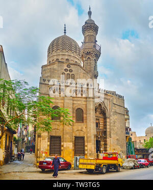 Kairo, Ägypten, 22. Dezember 2017: Die mittelalterliche Moschee von Qanibay al-muḥammadi mit geschnitzten Zickzack Dome, Minarett, mit muqarnas und Entlastung pat eingerichtet Stockfoto