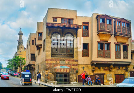 Kairo, Ägypten - Dezember 22, 2017: historische Architektur Erkunden von Al-Saleeba Straße mit traditionellen Villen, verziert mit geschnitzten wwoden balconi Stockfoto