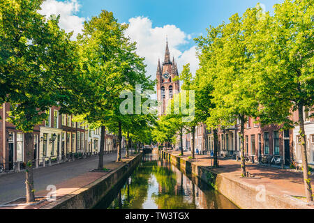 Kanal mit schiefen Kirchturm in Delft, Niederlande Stockfoto