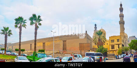 Kairo, Ägypten - Dezember 22, 2017: Panorama der Al Khoderi Straße mit Blick auf die Stadtmauer von Ibn Tulun Moschee und die hohen Minarett von Amir, Sarg Stockfoto