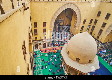 Kairo, Ägypten - Dezember 22, 2017: Der muslimischen Gläubigen hören auf die Verkündigung im Innenhof des Amir Sarghatmish Moschee, am 22. Dezember in Kairo, Stockfoto
