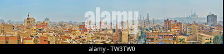 Panorama mit lebenden Dächer Gebäude" der Al-Sayeda Zeinab Bezirk, dunstiger Moscheen Minarette und Kairo Zitadelle auf dem Hintergrund, Ägypten Stockfoto