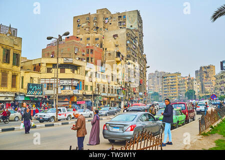 Kairo, Ägypten, 22. Dezember 2017: Die schäbige Gehäuse und chaotischen Verkehr von überfüllten Hafen sagte Avenue, am 22. Dezember in Kairo, Ägypten. Stockfoto
