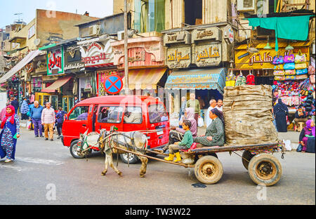 Kairo, Ägypten, 22. Dezember 2017: Die alten geladen Eselkarren Kutschfahrten entlang des Hafens sagte Avenue, am 22. Dezember in Kairo, Ägypten. Stockfoto