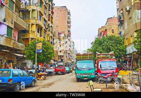 Kairo, Ägypten - Dezember 22, 2017: Souq als Sebaeyin ist das schäbige Lebensmittelmarkt, gesäumt von dichtem Wohngebäude, am 22. Dezember in Kairo. Stockfoto