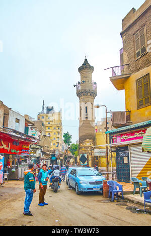 Kairo, Ägypten, 22. Dezember 2017: Die alten kleinen Minarett inmitten der Buden und Gassen der als Sebaeyin Food Market, am 22. Dezember in Kairo. Stockfoto