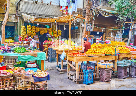 Kairo, Ägypten - Dezember 22, 2017: Der obststand mit Haufen von Orangen, Guaven und Bananen in Souq als Sebaeyin, am 22. Dezember in Kairo. Stockfoto