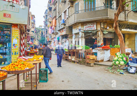 Kairo, Ägypten, 22. Dezember 2017: Die Haufen von frischem Obst und Gemüse auf dem Weg zu einem Markt Straße von Souq als Sebaeyin, am 22. Dezember in Ca Stockfoto