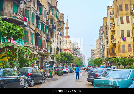 Kairo, Ägypten, 22. Dezember 2017: Die Mohamed Farid Street mit Wohn- Hochhäuser gesäumt ist und mit grünen Bäumen, am 22. Dezember in Stockfoto