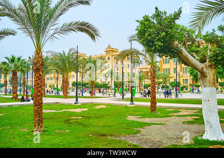 Kairo, Ägypten - Dezember 22, 2017: Einheimische genießen grüne Garten in El-Gomhoreya Square, sitzen auf den Bänken und Rasen im Schatten der Bäume, die am 22. Dezember Stockfoto