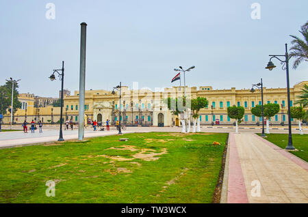 Kairo, Ägypten - Dezember 22, 2017: Historische Gebäude von Abdeen Palace ist die wichtigsten architektonischen Objekt in El-Gomhoreya Square, am 22. Dezember in Cair Stockfoto
