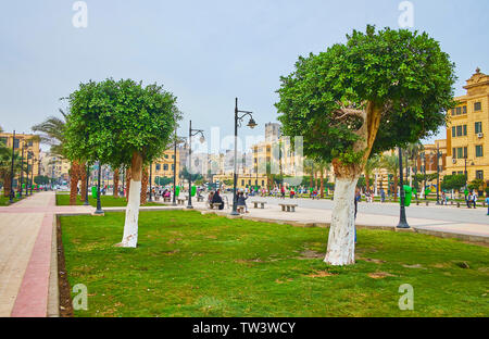 Kairo, Ägypten - Dezember 22, 2017: Spaziergang im Park von El-Gomhoreya Square, von administrativen Gebäuden und Wohnräumen umgeben, am 22. Dezember in C Stockfoto
