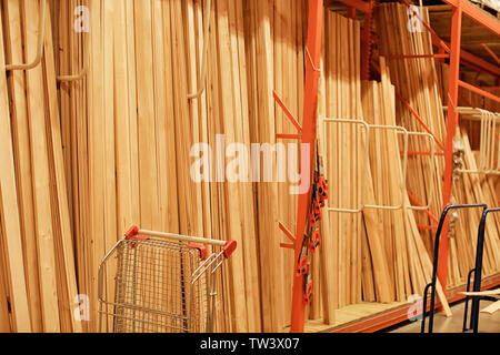 Rack mit Holzbohlen im Lagerhaus Stockfoto