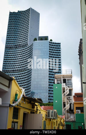 Moderne Duo Türme in Singapur mit kontrastierenden Design mit Blick auf die kleine Wohn- traditionelle Häuser im bugis Haji Lane Bereich Stockfoto