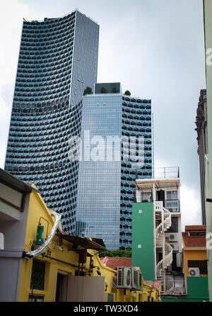 Moderne Duo Türme in Singapur mit kontrastierenden Design mit Blick auf die kleine Wohn- traditionelle Häuser im bugis Haji Lane Bereich Stockfoto