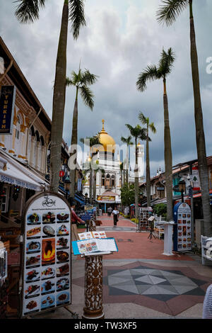 Die traditionellen Shophouses säumen die Straße in Richtung der Sultan Moschee in Singapur Bugis Gebiet. Stockfoto