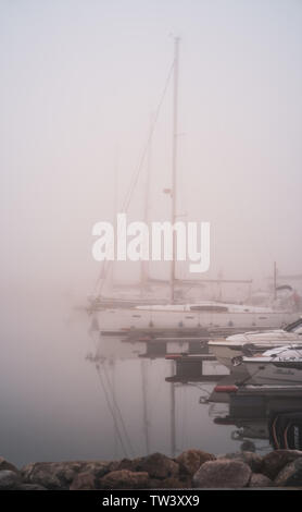 Yachten im Nebel, sehr neblig und künstlerischen Stockfoto