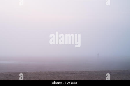 Foggy misty Sonnenuntergang, Mann im Nebel Stockfoto