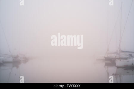 Yachten im Nebel, sehr neblig und künstlerischen Stockfoto