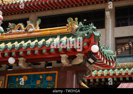 Kwan Im Thong Hood Cho Tempel in Singapur, in der Nähe der Buddhistischen Sauwastika Dekoration auf Dachziegel. Auch als Hakenkreuz je nach Design. Stockfoto