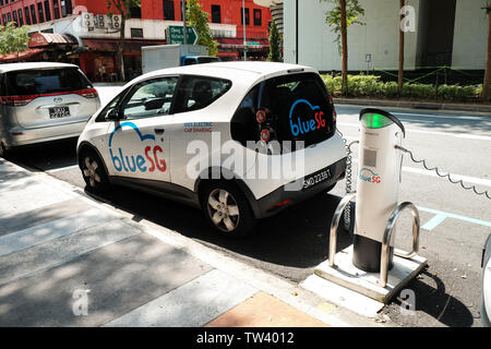 Blau SG Electric Car sharing Scheme in Singapur mit Ladestationen mit Verschmutzung freien Punkt Verkehrsnetz zu zeigen. Stockfoto