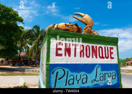 Playa Larga Zeichen im Dorf Caleton zeigt ein Bild von einem Land, Krabbe, die das Gebiet bewohnen. Bahia de Cochinos, Kuba, Karibik Stockfoto