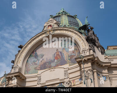 Kuppel des Städtischen Haus namens Obecni Dum in Prag mit Mosaik Hommage an Prag von Karel Spillar. Stockfoto