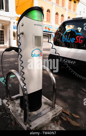 Blau SG Electric Car sharing Scheme in Singapur mit Ladestationen mit Verschmutzung freien Punkt Verkehrsnetz zu zeigen. Stockfoto