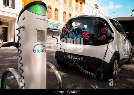 Blau SG Electric Car sharing Scheme in Singapur mit Ladestationen mit Verschmutzung freien Punkt Verkehrsnetz zu zeigen. Stockfoto