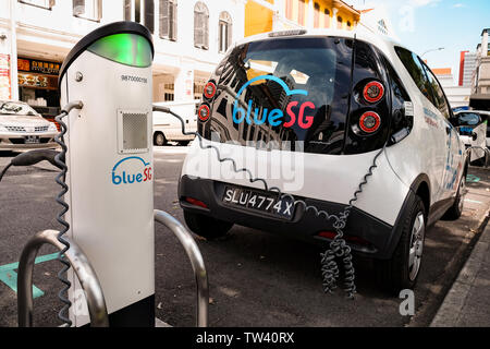 Blau SG Electric Car sharing Scheme in Singapur mit Ladestationen mit Verschmutzung freien Punkt Verkehrsnetz zu zeigen. Stockfoto