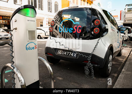 Blau SG Electric Car sharing Scheme in Singapur mit Ladestationen mit Verschmutzung freien Punkt Verkehrsnetz zu zeigen. Stockfoto