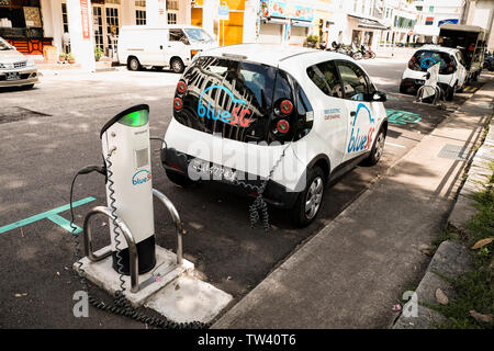 Blau SG Electric Car sharing Scheme in Singapur mit Ladestationen mit Verschmutzung freien Punkt Verkehrsnetz zu zeigen. Stockfoto