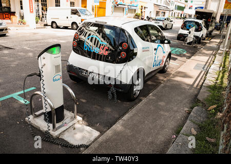 Blau SG Electric Car sharing Scheme in Singapur mit Ladestationen mit Verschmutzung freien Punkt Verkehrsnetz zu zeigen. Stockfoto