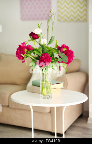 Wunderschöne Pfingstrosen und eustoma Blumen in Vase auf Licht Tabelle Stockfoto