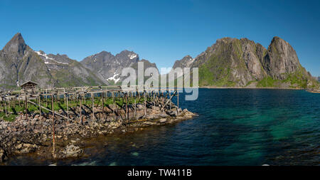 Das Trocknen von Fisch in der traditionellen Art und Weise auf Open Air in Racks, die Reine, Lofoten, Norwegen. Stockfoto