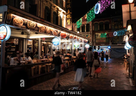 China Town in Singapur bei Nacht mit Restaurant und Lichter, die mit dem Übertragen von Fußgängern. Stockfoto