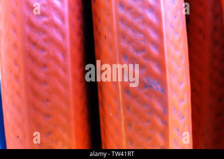 Makroaufnahme der gewickelten orange Schlauch in natürlichem Sonnenlicht Stockfoto