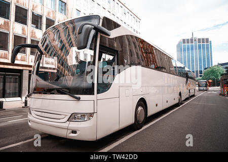 Neue moderne Bus in der schönen Stadt geparkt Stockfoto