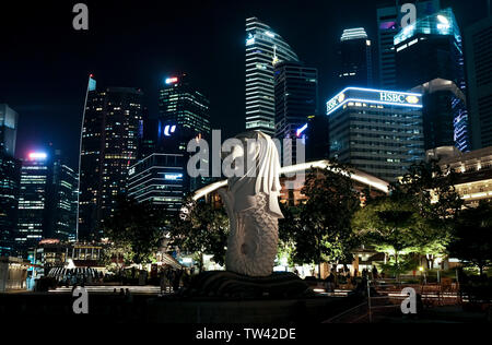 Merlion Statue in Singapur Merlion Park gelegen mit Ausblick auf die Skyline der Stadt bei Nacht. Dieses Bild zeigt ihn ohne die traditionellen Wasser aus seinem Maul. Stockfoto