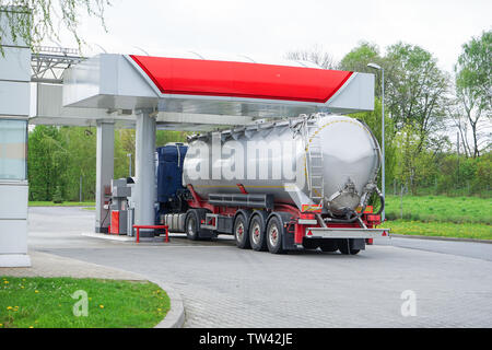 Blick auf Gas Tankstelle mit Zisterne Auto Stockfoto