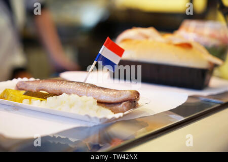 Zutaten für die traditionellen niederländischen Snack mit raw Hering, der in den Behälter, Nahaufnahme Stockfoto