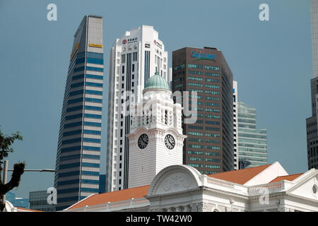 Ein stadtbild Blick auf den Uhrturm von Victoria Theater- und Konzertsaal mit der Wolkenkratzer Singapurs Finanzdistrikt hinter Stockfoto