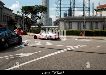 Ein rosa Maserati custom super Auto rosa genannt die V8 Einhorn auf den Straßen von Singapur. Stockfoto