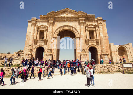 Jordanien, Naher Osten, Autokorsos, Fahrzeuge, Wüsten, Wüsten, Gobi, alte Städte, Sehenswürdigkeiten, kleine Städte, Kleinstädte, Colosseum, Leben, Bewohner, Straßen, Wege, Straßen, städtischen Gebieten Stockfoto