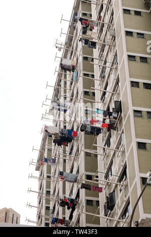 Wohn- hochhaus Unterkünfte mit Wäsche waschen im Freien auf Schienen aus den Fenstern hingen in Singapur. Stockfoto