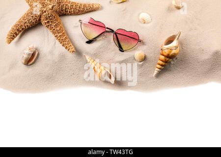 Sand mit Sonnenbrille und Tanks isoliert auf weißem Stockfoto