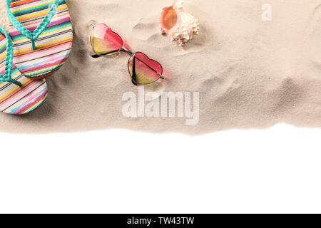 Sand und Strand Zubehör und Shell isoliert auf weißem Stockfoto