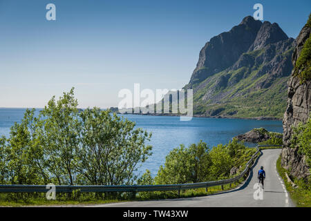 Weibliche Radfahrer in Vesteralen, Norwegen. Stockfoto