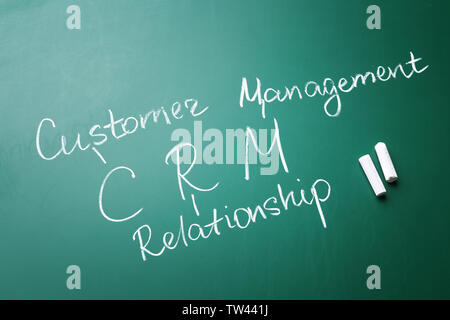 Management Abkürzung CRM mit seiner vollen Form auf Chalk Board geschrieben Stockfoto
